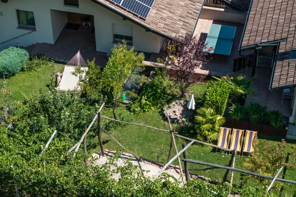 Blick auf den Kräutergarten vom Dissertorihof in Kaltern