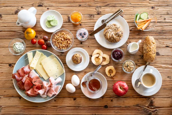 Frühstück mit Hofprodukten am Dissertorihof in Kaltern