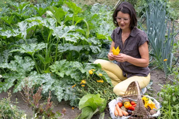 Marlene im hauseigenen Kräutergarten Dissertorihof in Kaltern