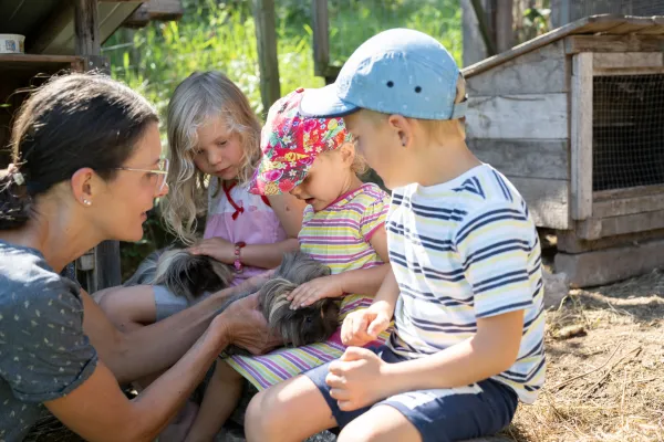 Kinder im Streichelzoo am Dissertorihof in Kaltern