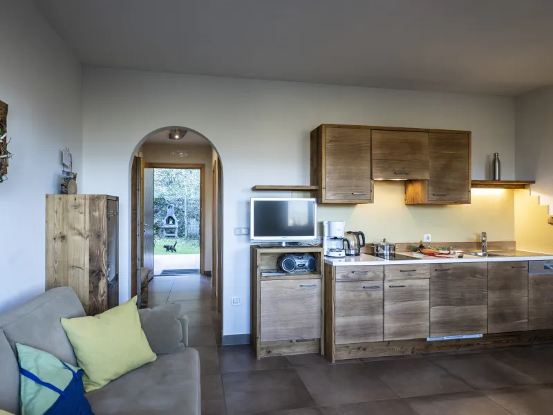 Ferienwohnung Dissertorihof Kaltern Sauvignon Wohnküche und Eingang