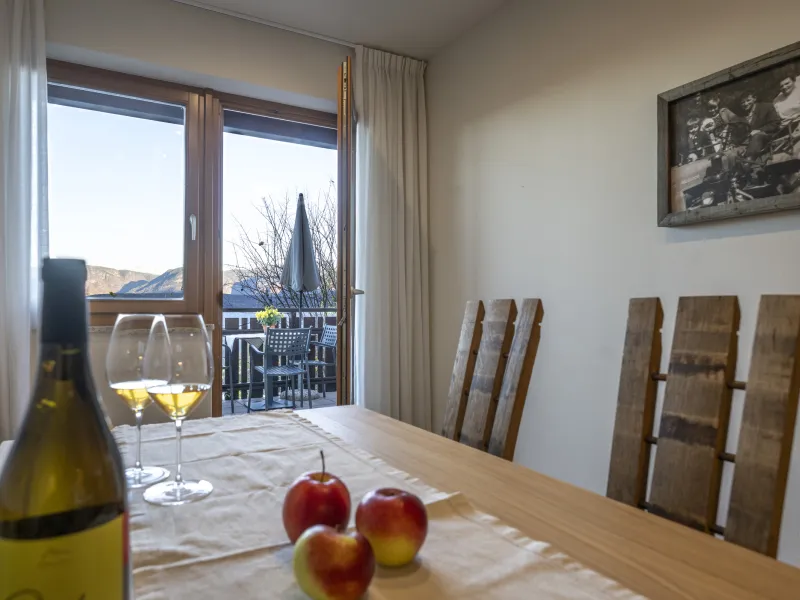 Ferienwohnung Dissertorihof Kaltern Weißburgunder Esstisch
