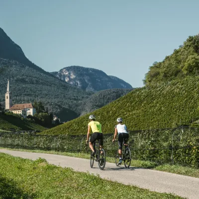 Radfahren auf dem Radweg in Kaltern am See