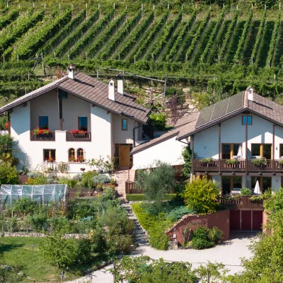 Blick auf den gesamten Dissertorihof in Kaltern von oben