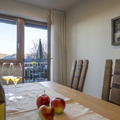Ferienwohnung Dissertorihof Kaltern Weißburgunder Esstisch