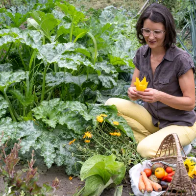 Marlene im hauseigenen Kräutergarten Dissertorihof in Kaltern