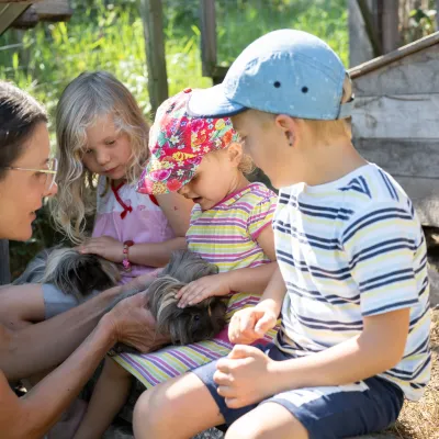 Kinder im Streichelzoo am Dissertorihof in Kaltern