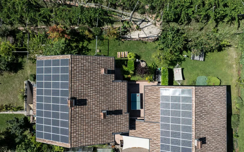 Blick auf das Dach mit Photovoltaik vom Dissertorihof in Kaltern