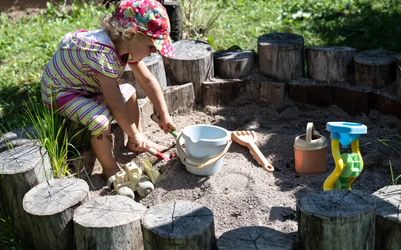 Kinder spielen im Spielplatz vom Dissertorihof in Kaltern