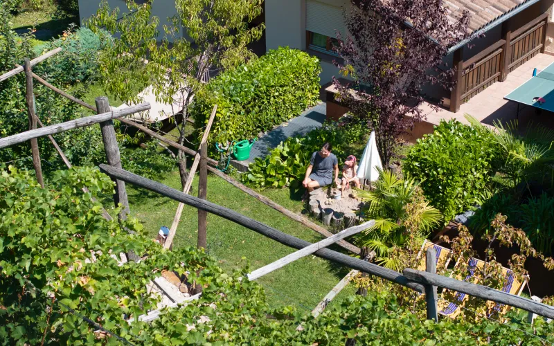 Blick auf den Garten vom Dissertorihof in Kaltern
