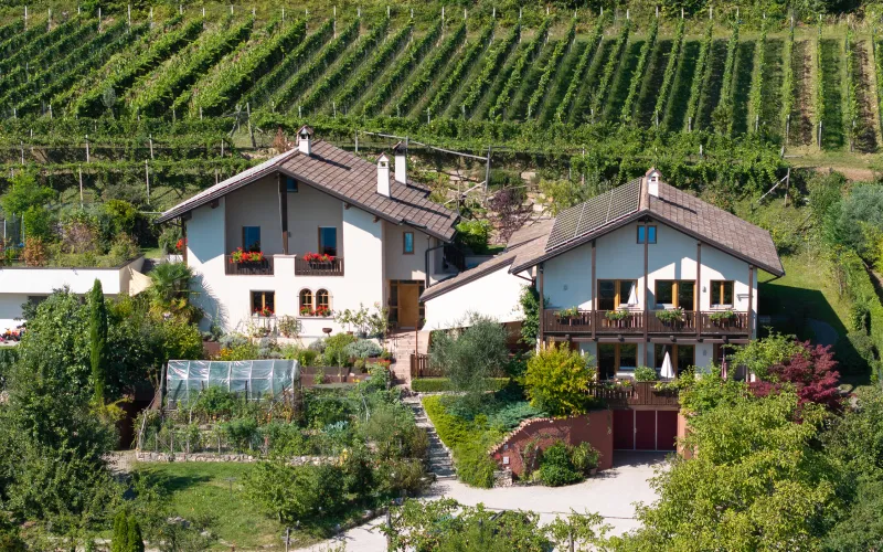 Blick auf den gesamten Dissertorihof in Kaltern von oben
