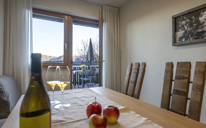 Ferienwohnung Dissertorihof Kaltern Weißburgunder Esstisch