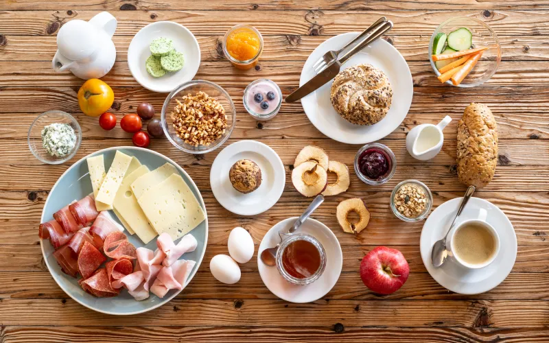 Frühstück mit Hofprodukten am Dissertorihof in Kaltern