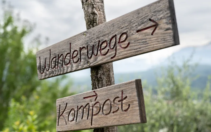 Schön gestaltete Wegweiser am Dissertorihof in Kaltern