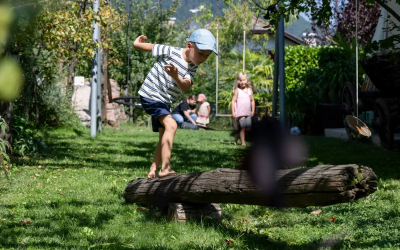 Kinder spielen am Dissertorihof in Kaltern