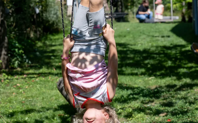 Kinder Spielen im Spielplatz am Dissertorihof in Kaltern